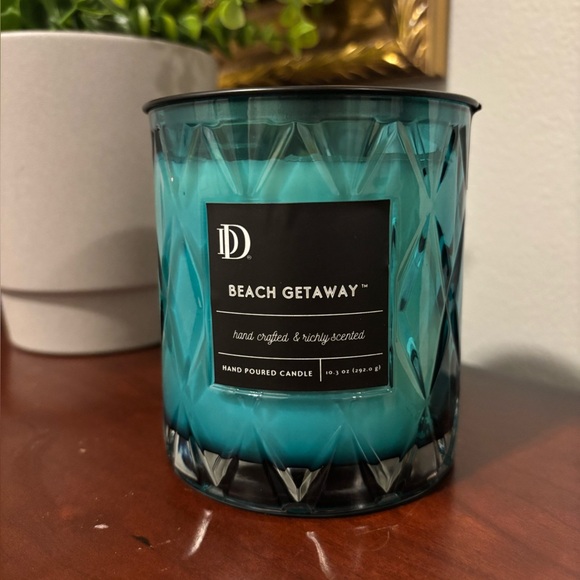 NWOT Hand Poured Candle by Beach Getaway Beach fresh Scented Ocean Blue glass - Picture 1 of 5